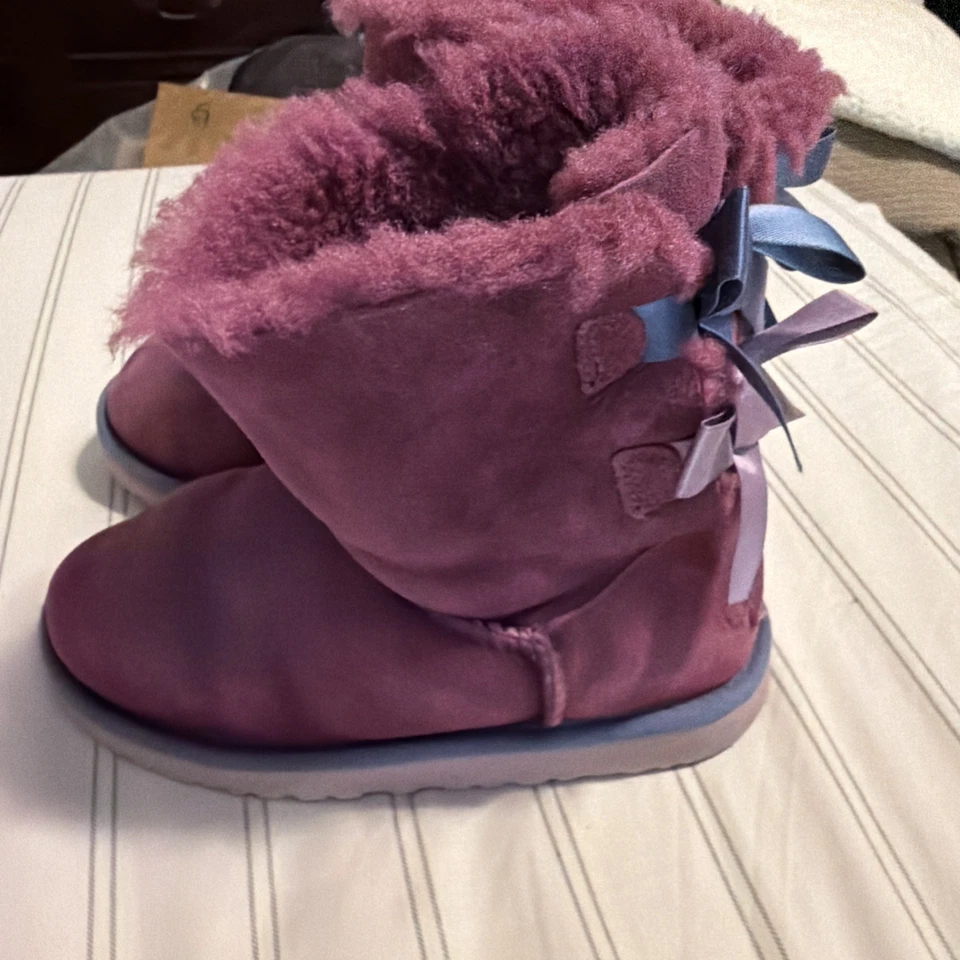 Bota de gamuza de piel de oveja UGG Bailey Bow II niña talla 13 forrada púrpura invierno Foto 4 de 4