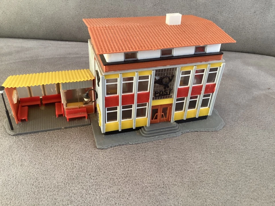 Fertigmodell von Faller 211 Post aus 1970 mit Bushaltestelle Wartehäuschen