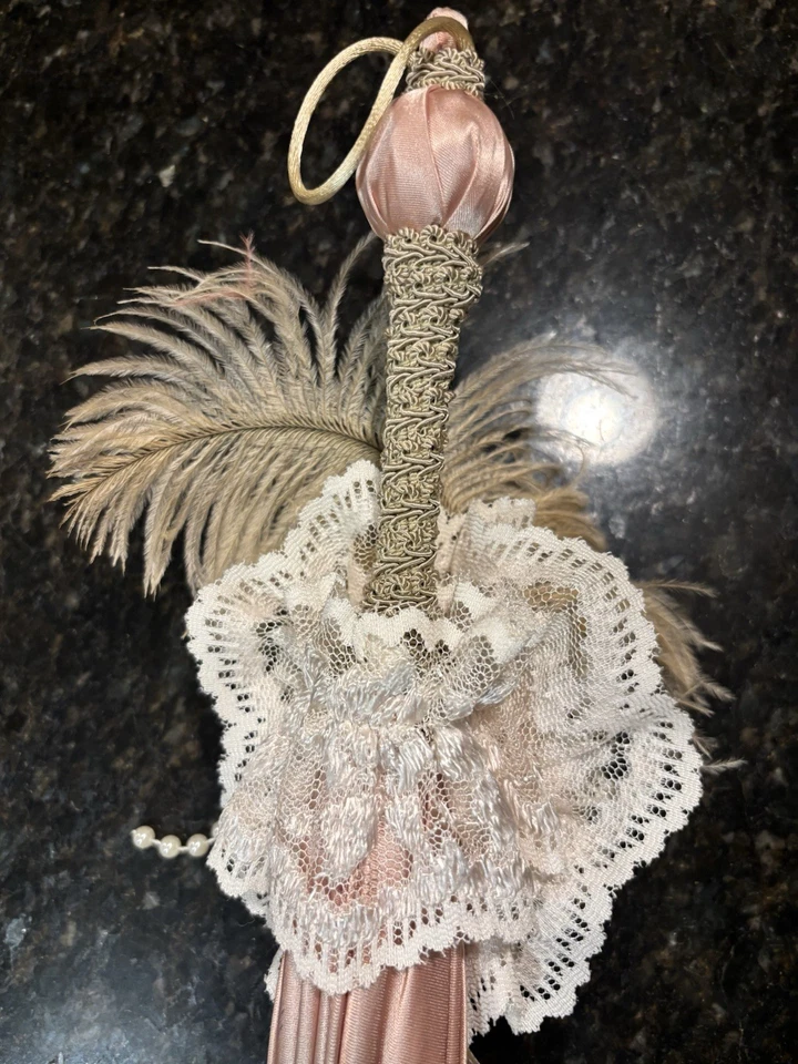 Trío de sombrillas vintage de satén y encaje con plumas de avestruz estilo aleta  Foto 3 de 4