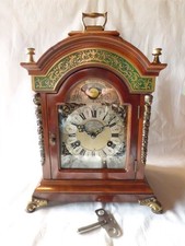 Sehr schöne mechanische Mondphasen- Holzkaminuhr mit Schlagwerk