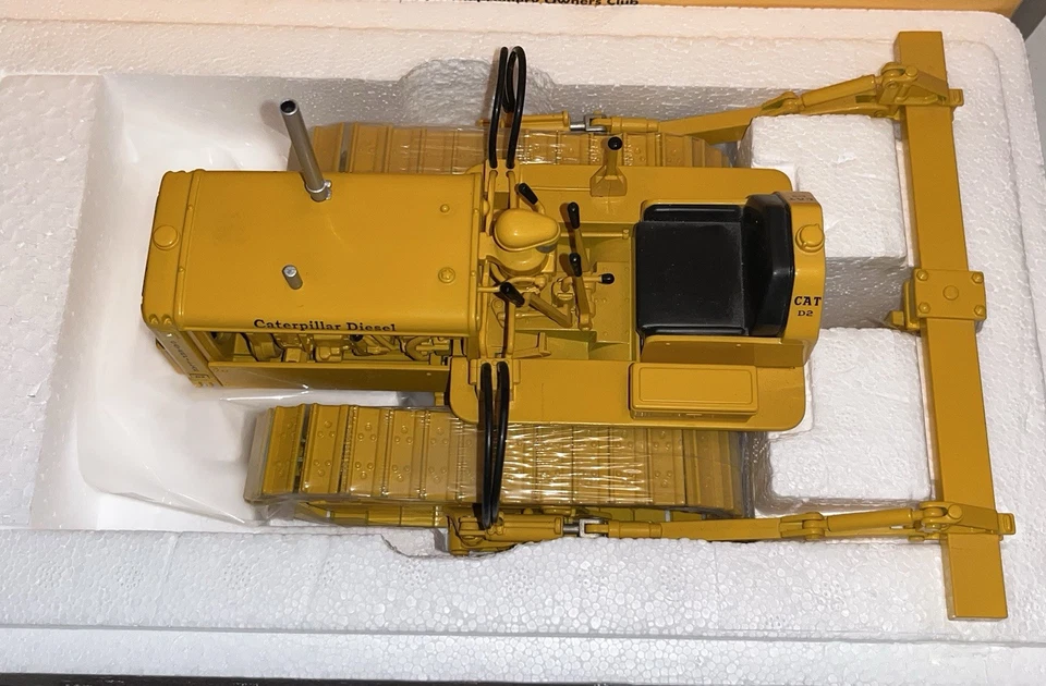 SPECCAST ACMOC Caterpillar Cat D2 Crawler Tractor with Tool Bar Ripper 1/16 - Image 3 of 4