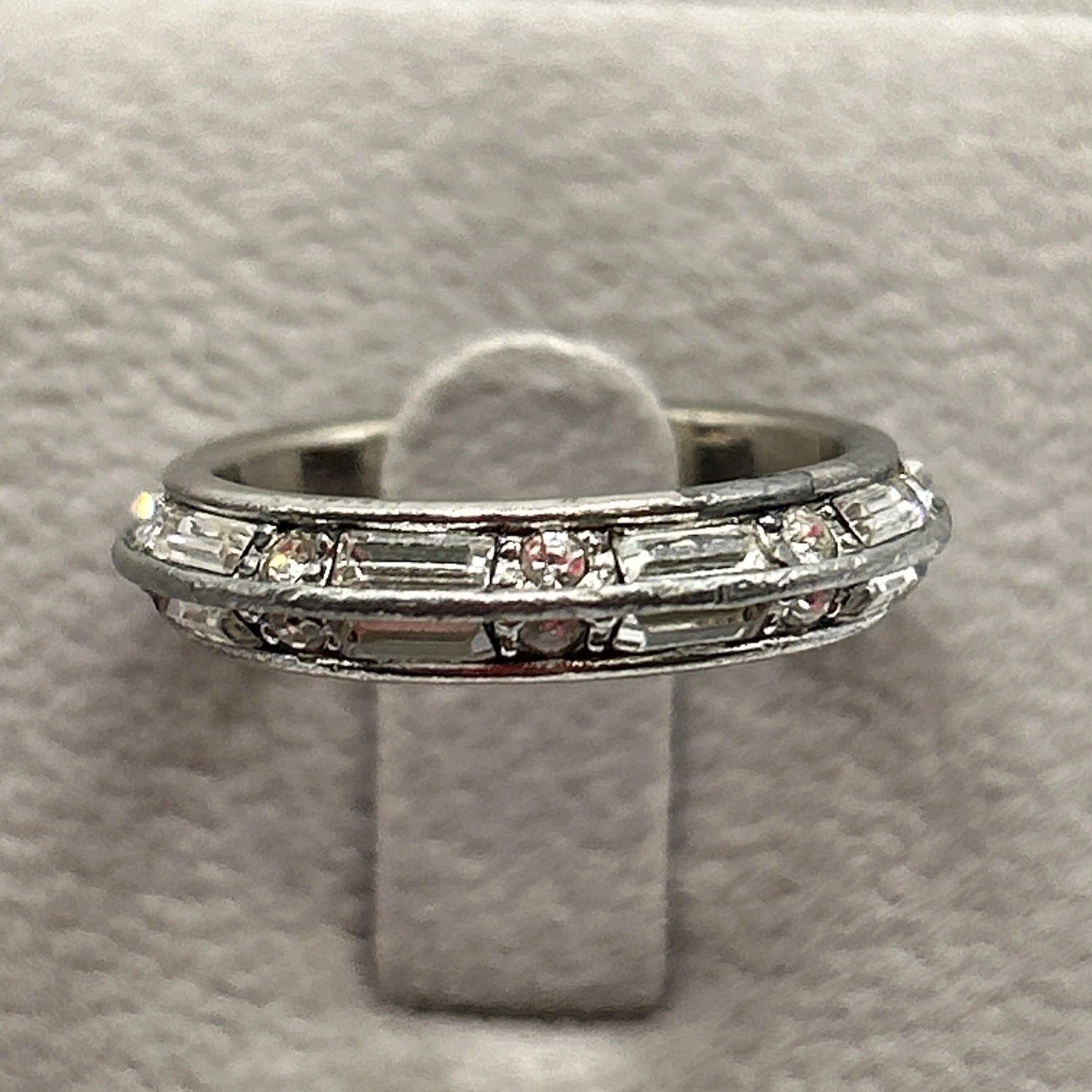 Bague vintage fantaisie  Argenté Avec Strass Blanc . Taille 51