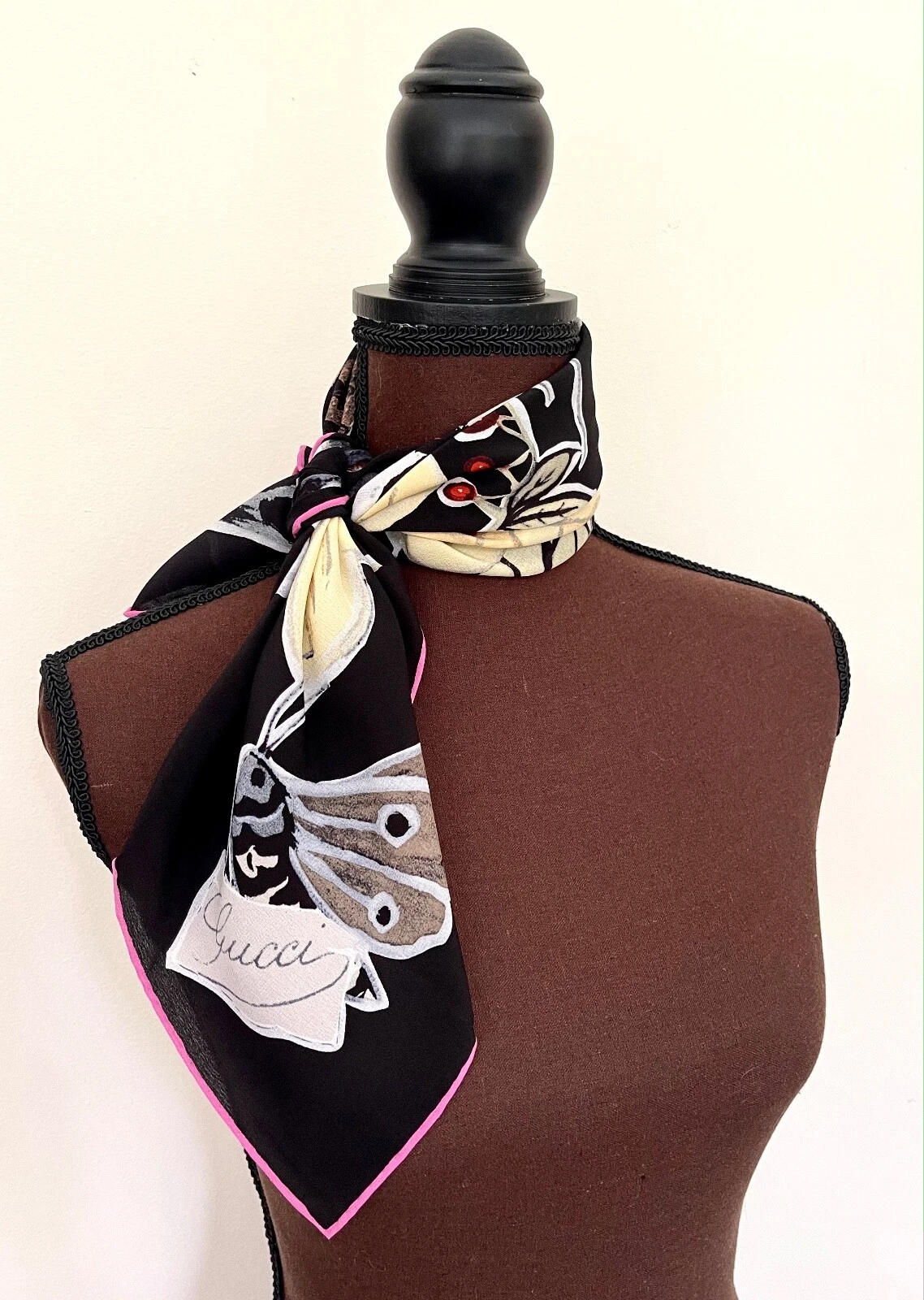 Écharpe Gucci neuve logo Kris chevalier papillon noir fleurie soie crêpe wrap