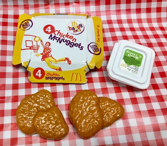 VTG 2010 McDonald Play Food Chicken McNuggets + Box + Sauce CDI