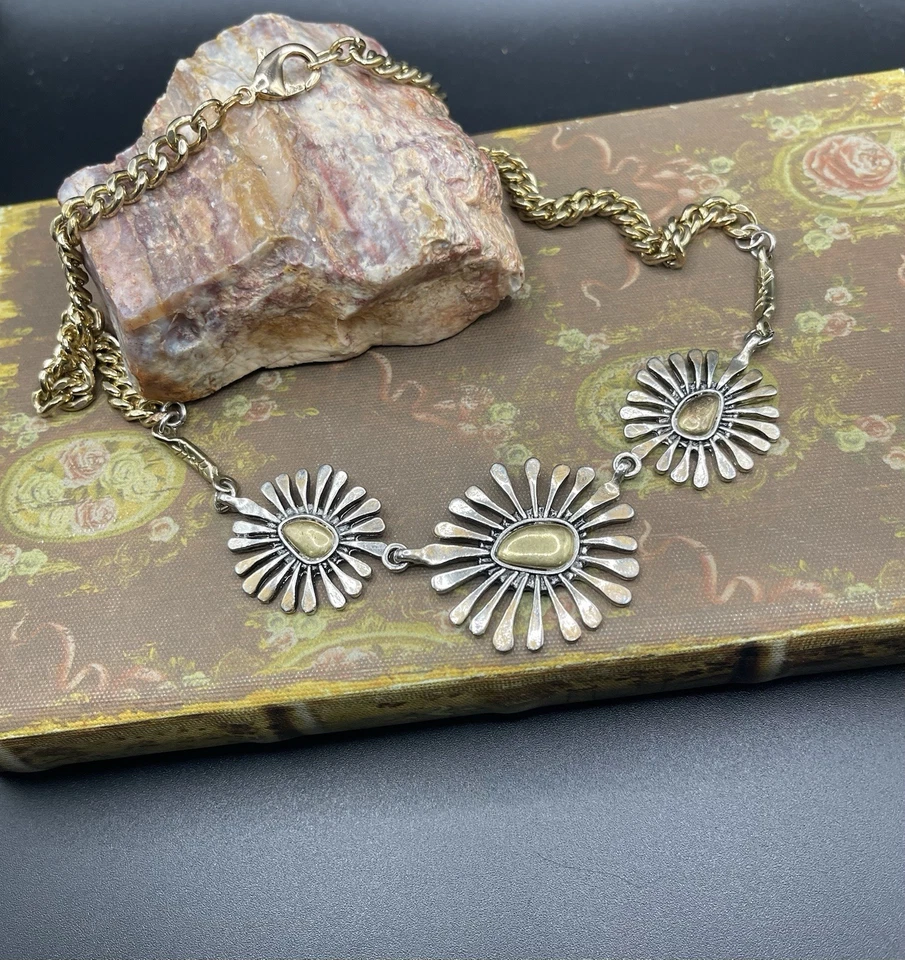 Collar rediseñado estación de flores abstractas tono plata marca Lucky regalo para ella Foto 3 de 4