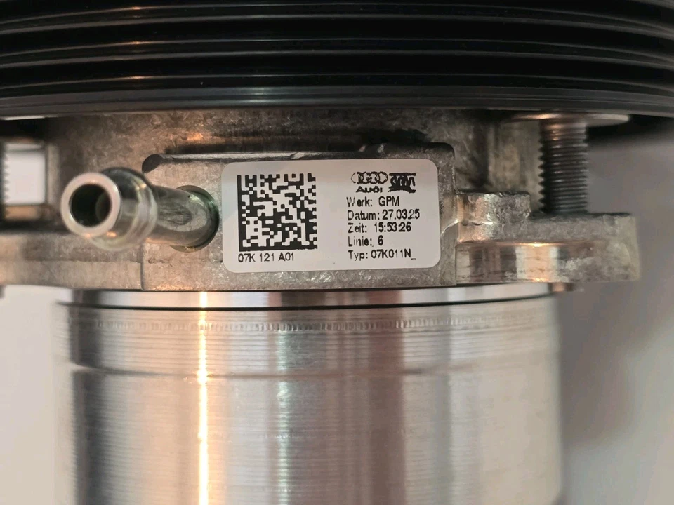 07K121011N Bomba de agua refrigerante OEM AUDI TTRS RS3 RSQ3 2,5 L Foto 2 de 4