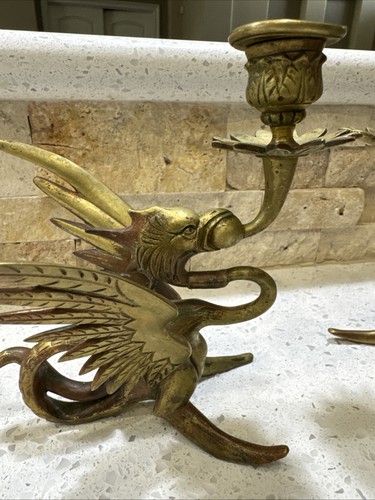 Par de candelabros vintage de dragón alado de latón con goteo de arte gótico de mediados de siglo - Imagen 2 de 13