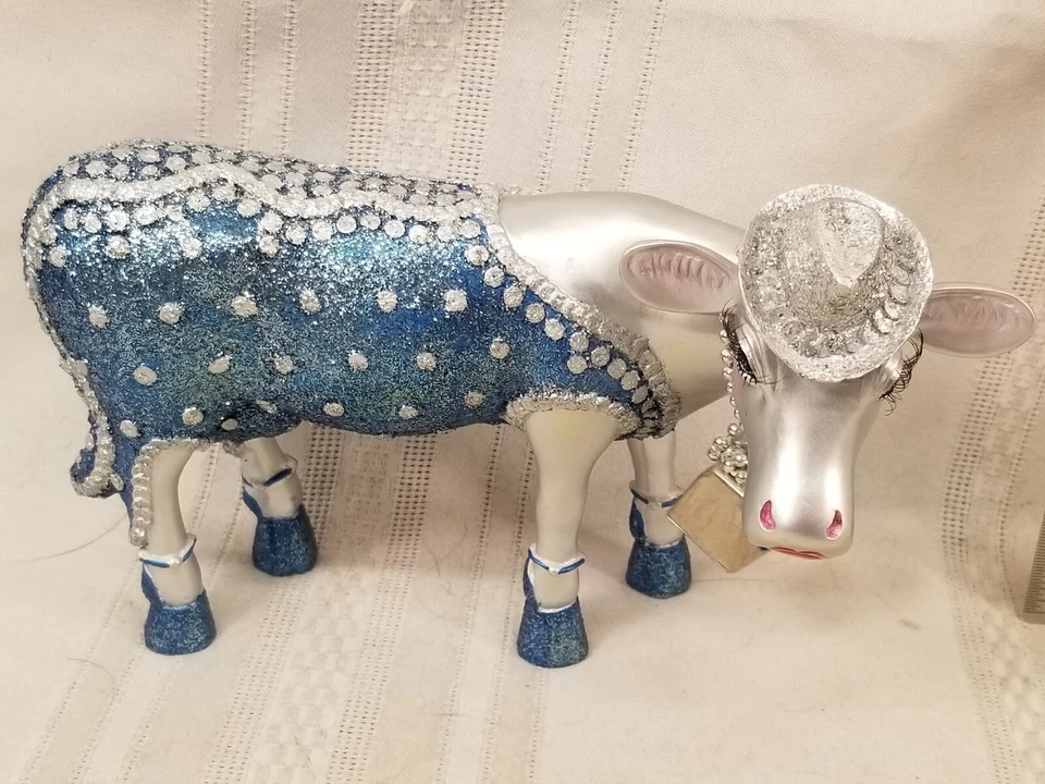 Vestido Vacas en Desfile Atesorado Bovino Plata Vaca Azul con Sombrero y Collar Foto 2 de 3