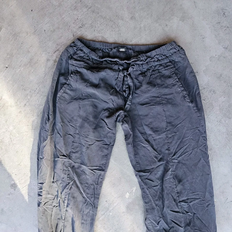 Pantalones estilo paracaídas/harén de seda Guess talla Medium M seminuevo  Foto 2 de 4