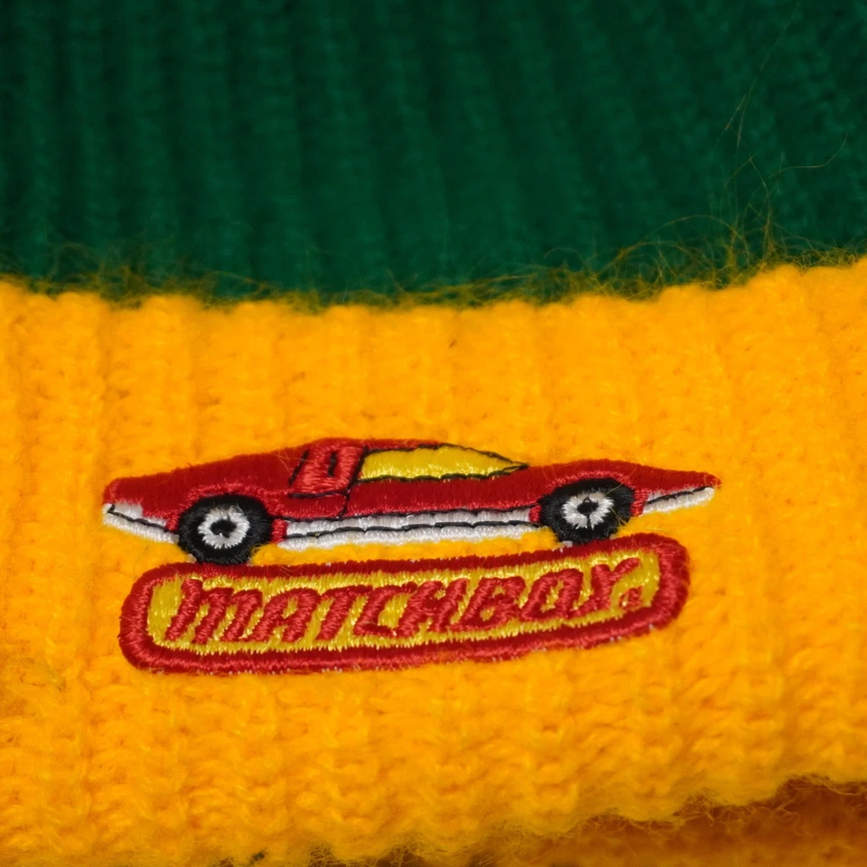 Gorro de invierno Matchbox Kids tejido pompón verde amarillo logotipo de coche Foto 3 de 4