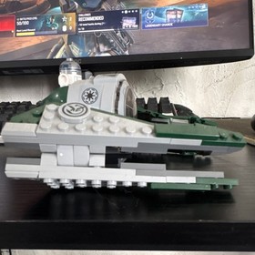 LEGO Star Wars: The Clone Wars Yoda&rsquo;s Jedi Starfighter with R2-D2 