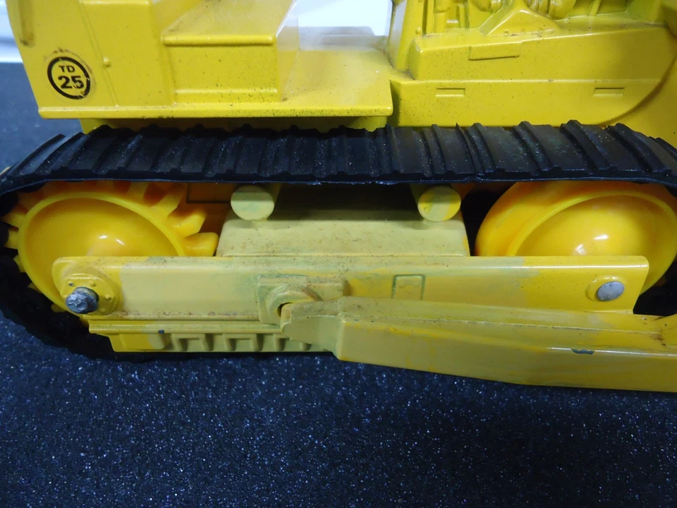 Cosechadora internacional fundida a presión Ertl TD-25 de colección excavadora sobre orugas con hoja Foto 4 de 4