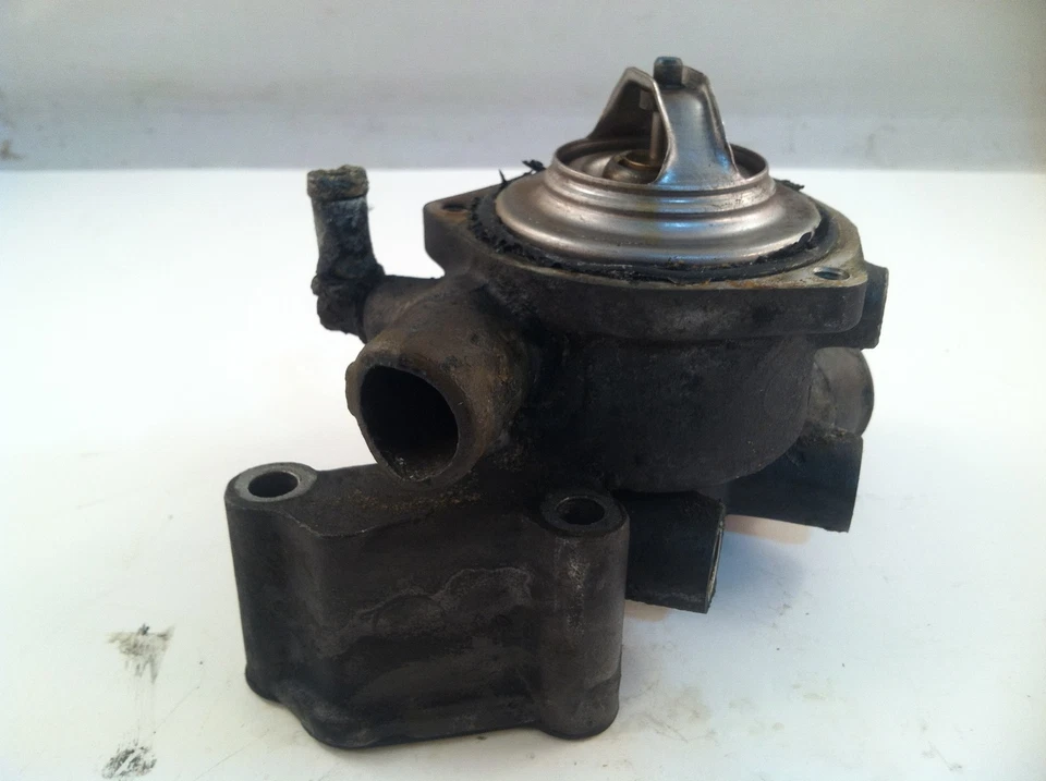 BMW 325e 325es e30 1984-1987 ~ carcasa termostato ~ pieza OEM Foto 3 de 4