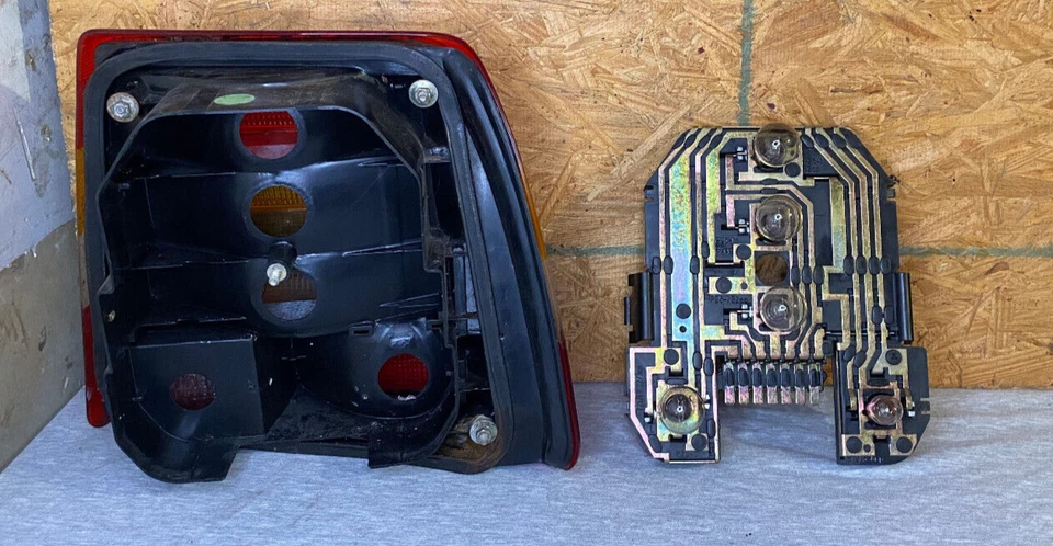 Conjunto de luz trasera. Izquierda.  Saab 9000 5 puertas 1986 a 1993. Con placa de circuito Foto 3 de 4