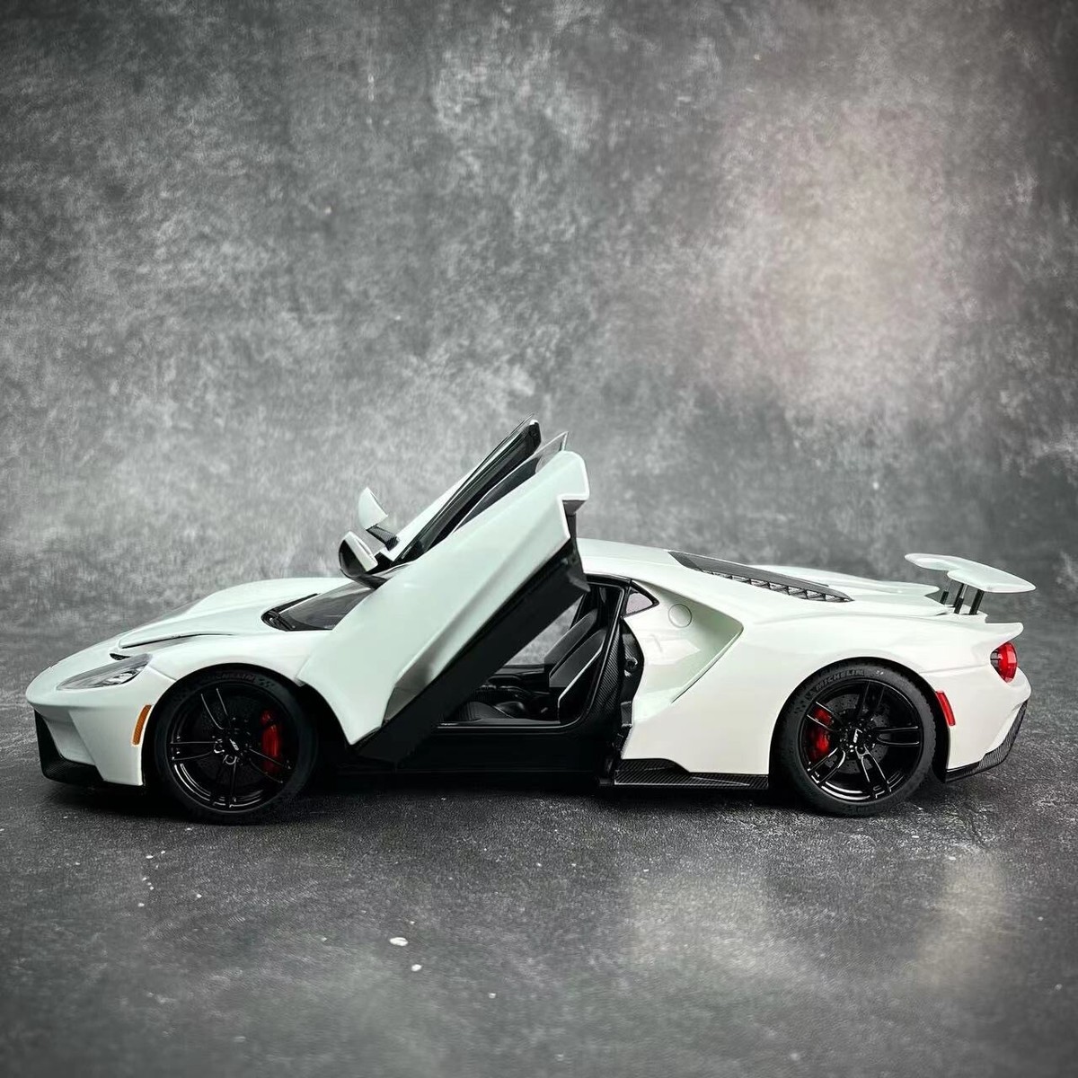 オートアート1/18 フォードGT 2017 (FROZEN WHITE) AutoArt Ford GT 2017, Frozen White 1/18 Diecast Car