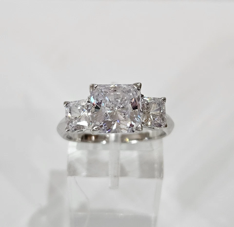 Anillo de plata de ley 925 Diamonique DQ circonita cúbica CC 3 piedras banda talla 7 Foto 4 de 4