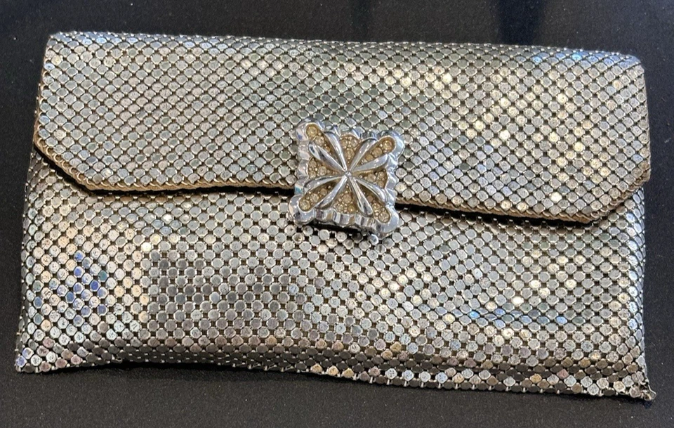 Bolso sin asas de malla metálica plateada Whiting & Davis compacto a juego, regalos de moda para ella Foto 2 de 4