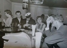 1950 AK Foto HAMBURG Cafe Bar Einrichtung Feier Party Photographie 