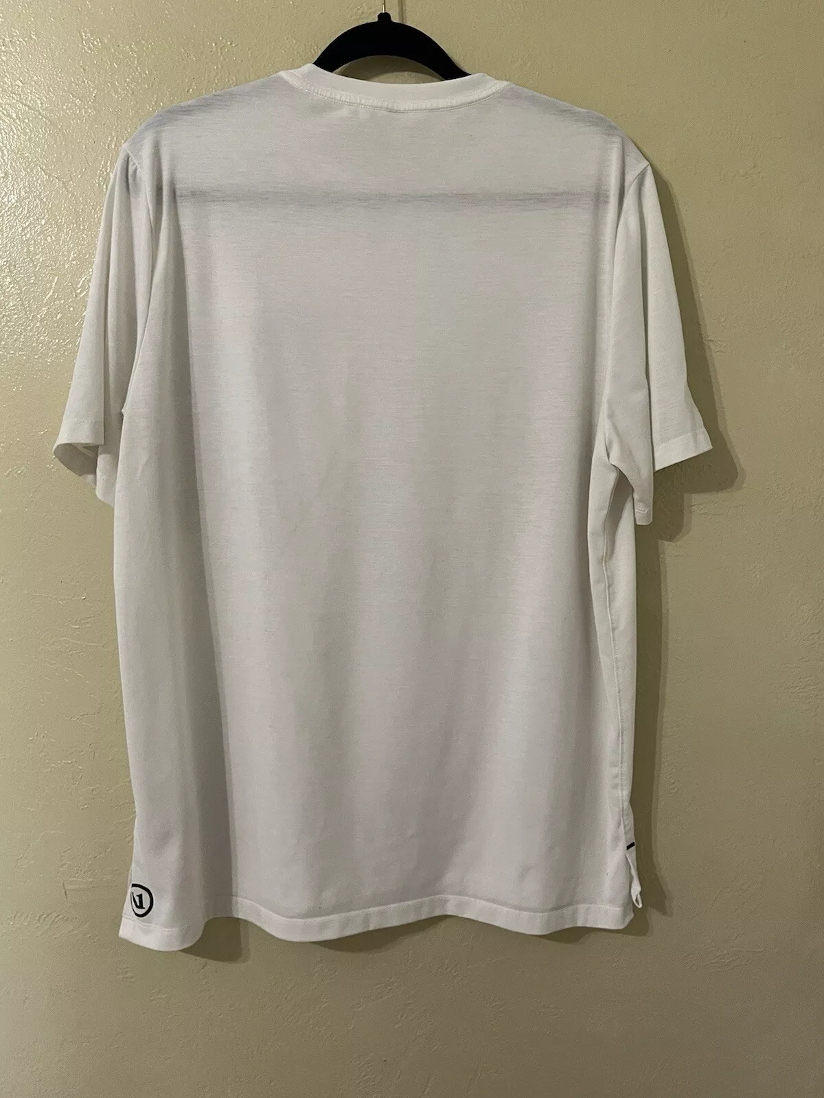 vuori performance pocket workout training shirt
