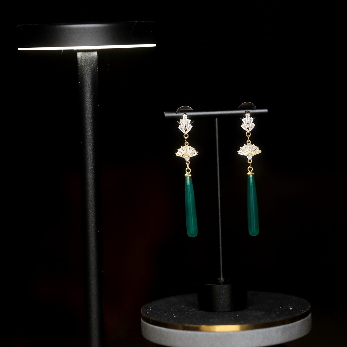 Boucles D'oreilles Clous 'Eventaille' Dorées Serties De CZ, Baguettes Blanches Et Goutte De Nacre