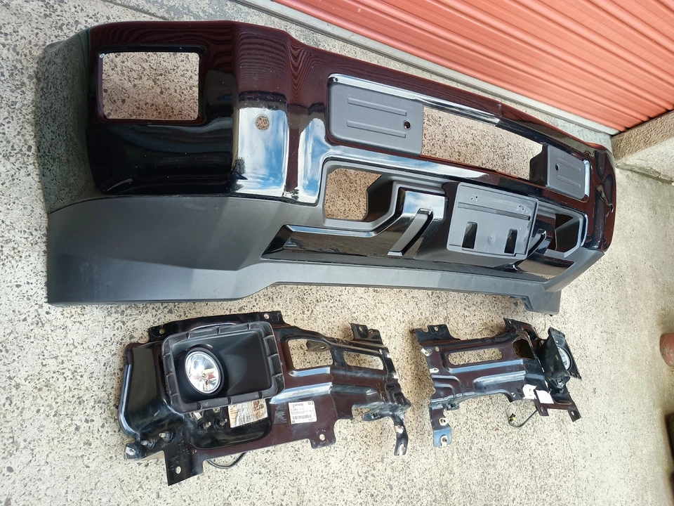 GENUINE 2018 CHEVROLET SILVERADO 2500 HD LTZ FRONT BUMPER BAR FASCIA - DAMAGED - image 2 of 4