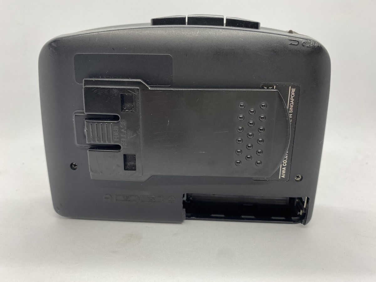 Aiwa HS-TA463W Portable Cassette Tape Player/AM-FM Radio WORKS