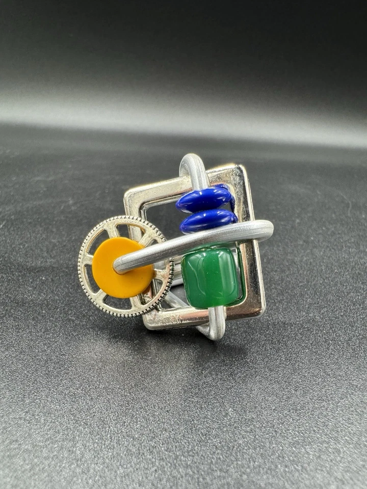Anillo rompecabezas de aluminio inspirado en la Bauhaus hecho a mano diseñador argentino multicolor casi nuevo Foto 2 de 4