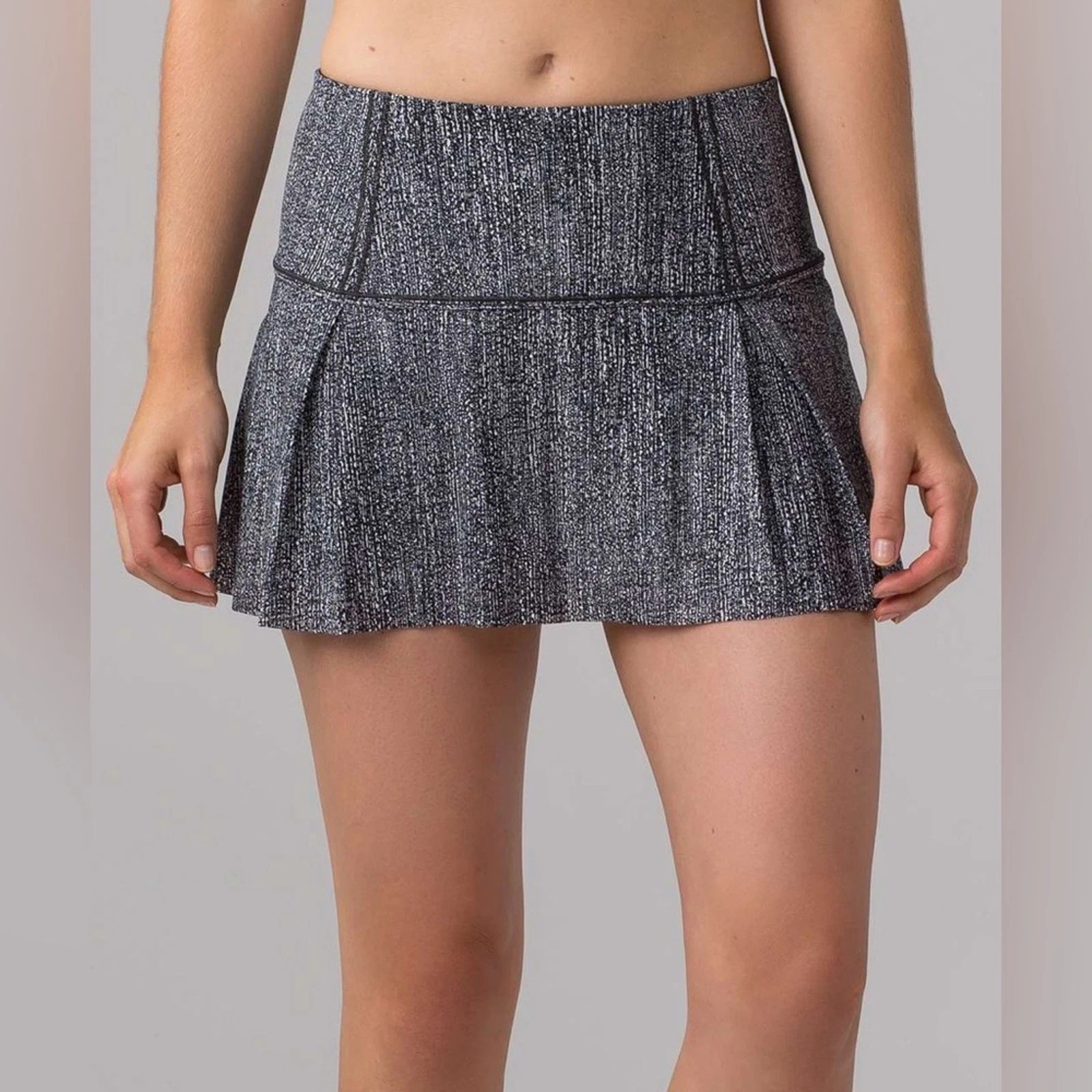 LULULEMON Lost In Pace Sz 4 Tall 15” Skirt Skort Salt Alpine White Black Workout
