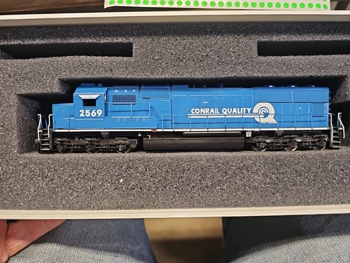 Locomotora Athearn Genesis Ho Personalizada SD70MAC CONRAIL #2569 | Zustand: New