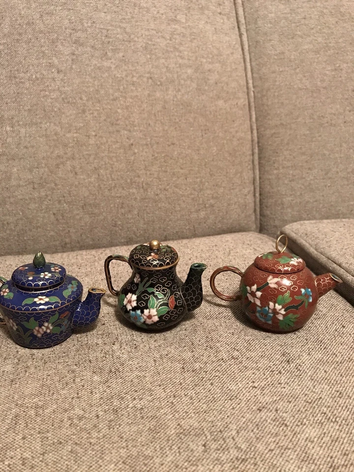 Antigua mini tetera china pintada a mano de latón esmaltado con tapa juego de 3 Foto 2 de 4