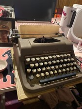 Vintage Underwood Portable Typewriter with Carrying Case thumbnail