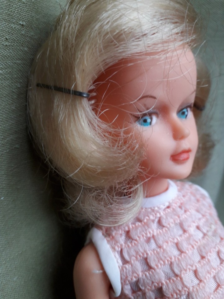 POUPÉE TRESSY BELLA 3114 - année 1979 avec tenue vintage - EUR 40,00 - FR