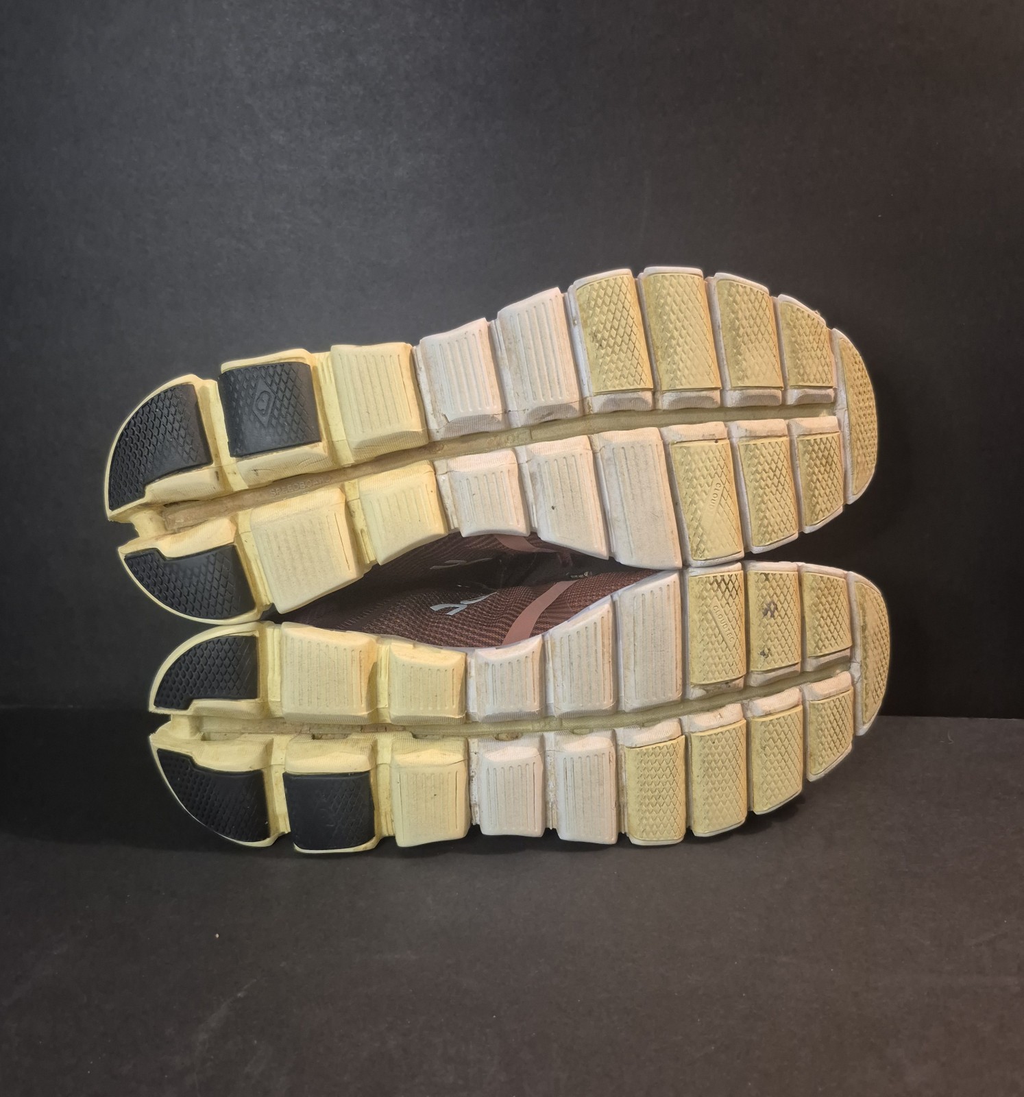 On Cloud Cloudflow V2 Red Rust/Limelight Men's Ru… - image 13