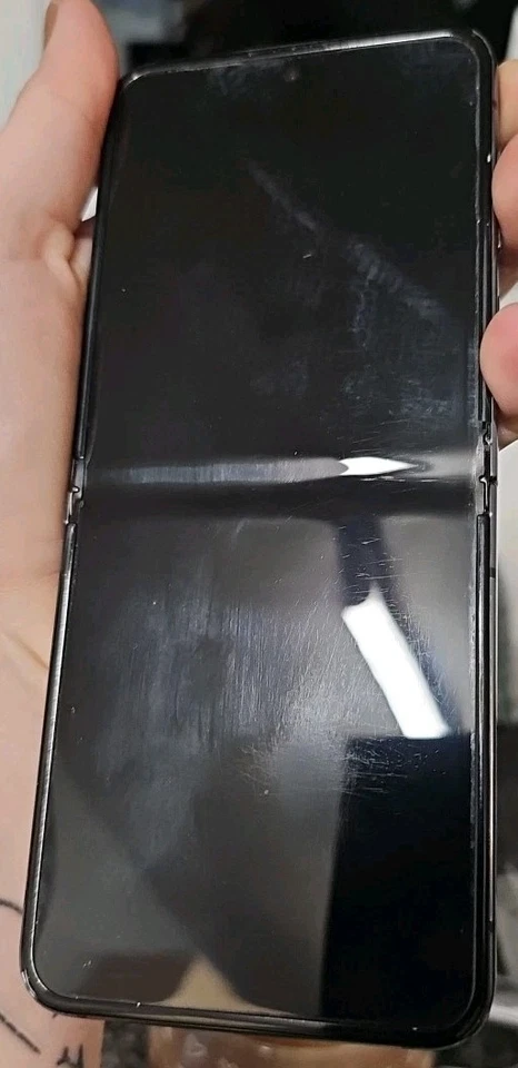 Samsung Galaxy Z Flip5 SM-F731B - 256GB - Graphite (63978) - Image 3 of 4