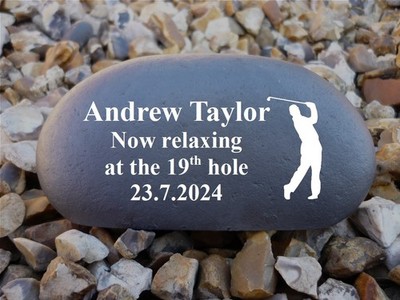 Memorial Pebble (Steinoptik) - Medium - personalisiert - wetterfest - Golfer