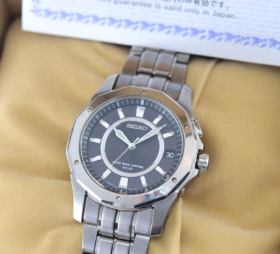 Montre Seiko Brightz Homme – Solaire Radio-pilotée – Boîtier Acier Argenté – Cadran Doré Et Blanc – Occasion