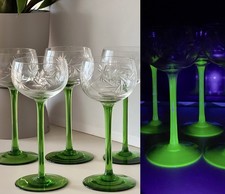 5er-Set Weingläser mit grünem Stiel aus Uranglas – Vintage ca. 1930er Jahre