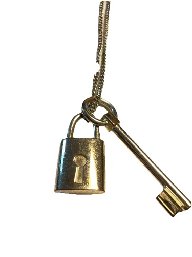 UNDERCOVER Collana Victoria Secret lunga 40 pollici tono oro con lucchetto e pendenti chiave