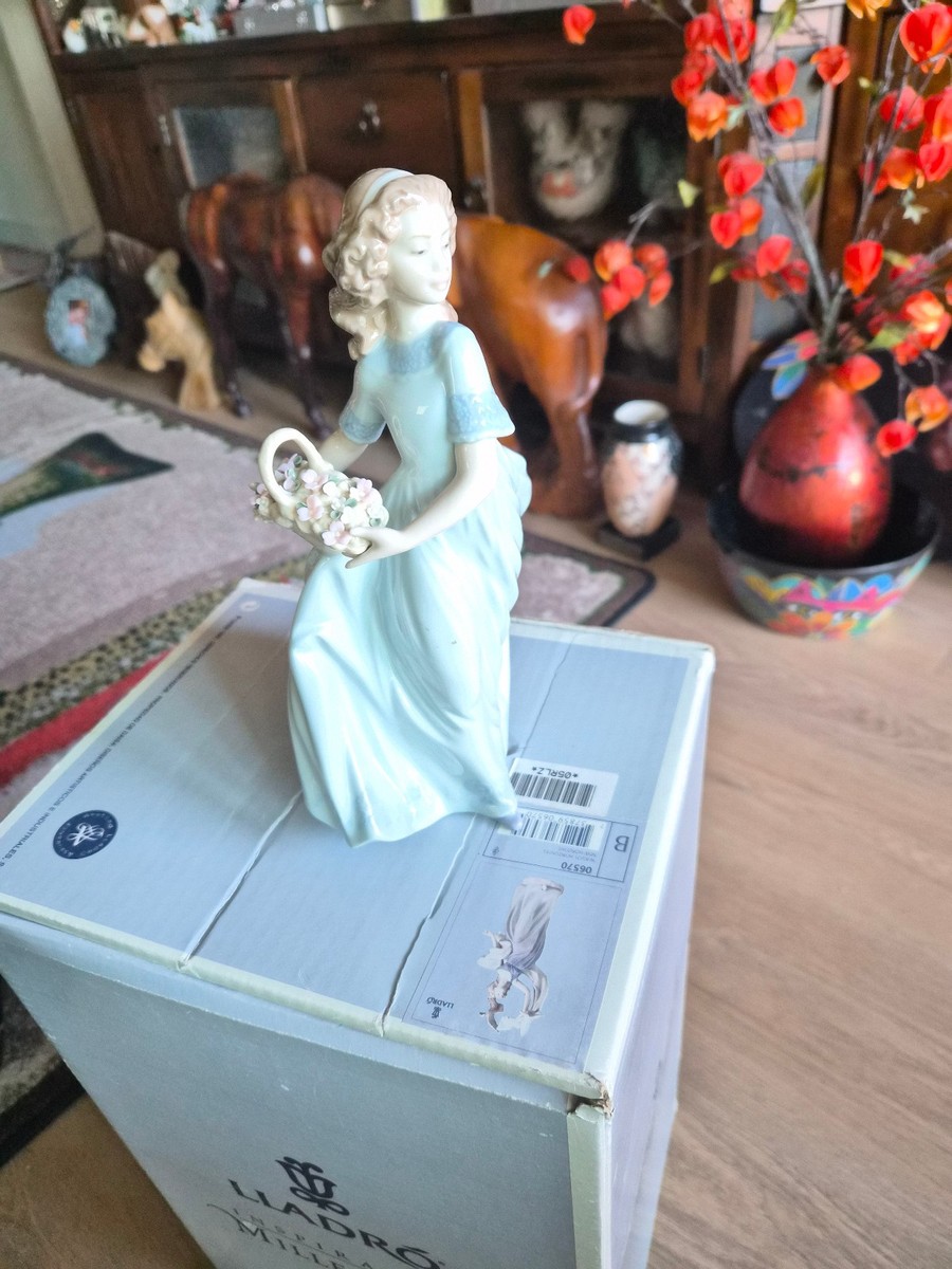 LLADRO “Spring Enchantment” #6130 – Elegant Woman with Flower