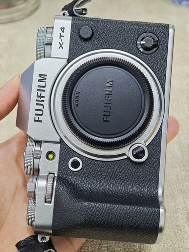Fujifilm X-T4 24.3MP Mirrorless Digital Camera XT4 Body Silver Excellent