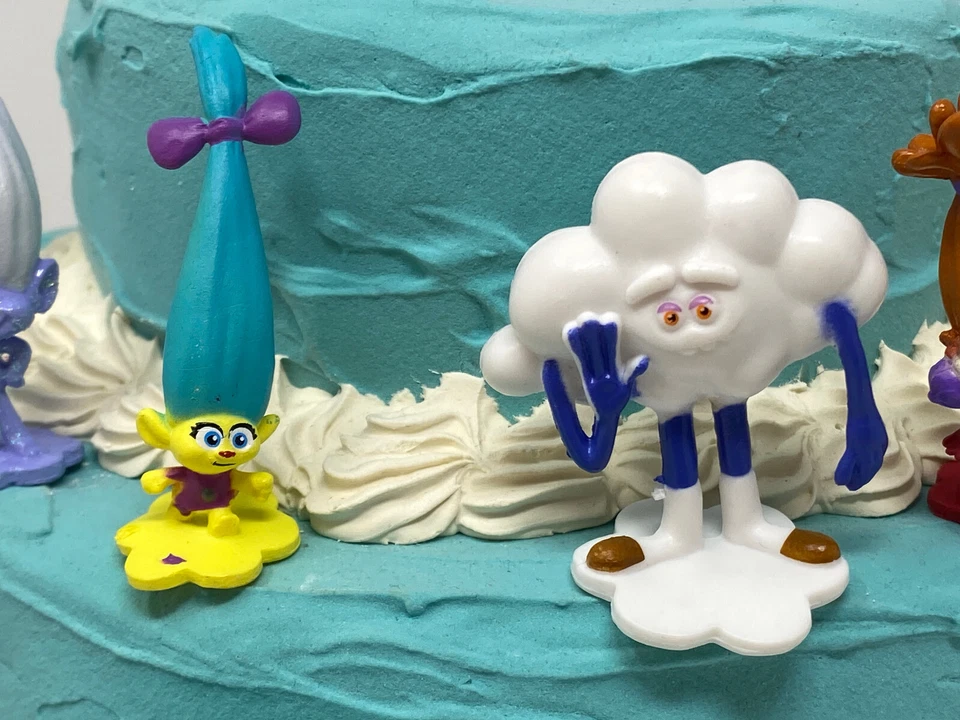 Juego de adornos para pasteles de cumpleaños Trolls Deluxe con reina amapola y DJ Suki Foto 4 de 4