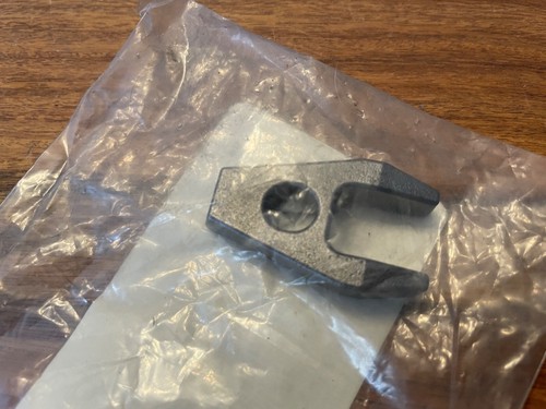 Chrysler Voyager Cherokee 2.8D NEW GENUINE diesel injector clamp 05066904AA 5E3 - Picture 2 of 3