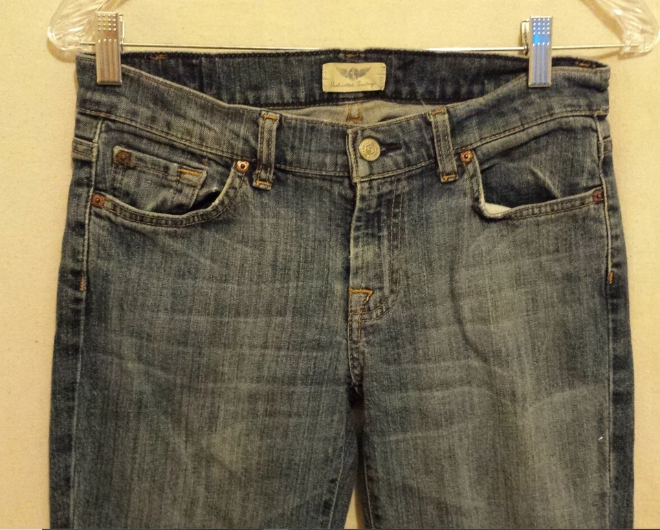 Pantalón de mezclilla azul de tiro bajo Uncharted Territory para mujer 27/33 - Paint Distress Foto 2 de 4