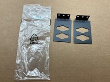 APC 0M-10075 Pojedynczy wspornik montażowy PDU, 87015252 R1 V0, zestaw 2 sztuk.