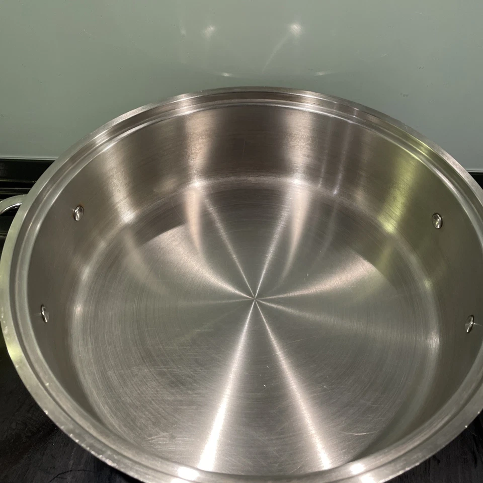 AGA Large Stainless Steel Sauté Pan 33cm diameter large capacity with lid. - Image 4 of 4