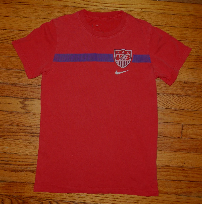 Vintage USMNT USA Mens Soccer Faded Red NIKE Small TShirt Swoosh World Cup