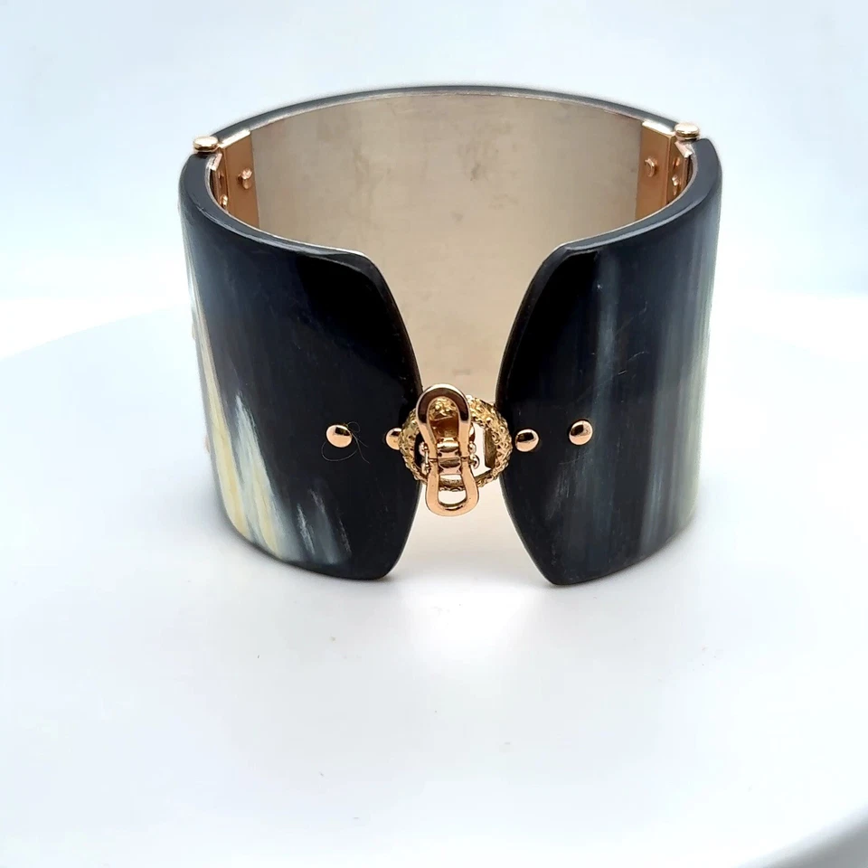 Bracelete de punho FEDERICA RETTORE preto mesclado chifre de zebu - Imagem 2 de 4