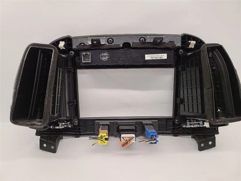 2010-2012 HYUNDAI SANTA FE RADIO TRIM BEZEL - Image 4 of 4