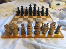 UNA BELLA SCACCHIERA IN LEGNO + ANTICHI SCACCHI MODELLO ' CALVERT '  !!