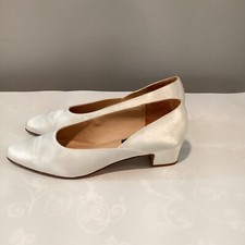 Kenneth Cole NEW YORK   1  1/2 Heel Ivory Satin SZ 8 EUC